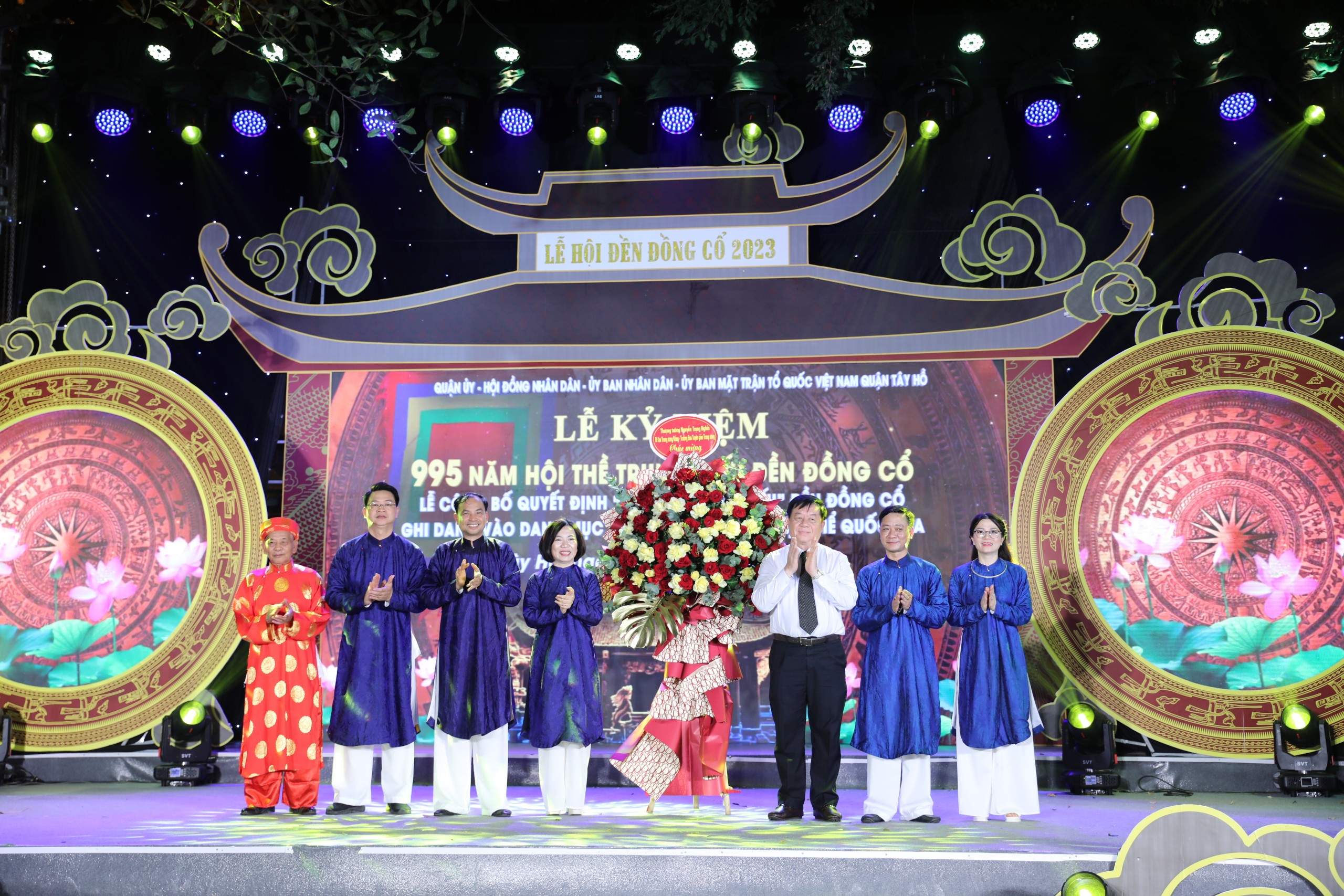 Đồng chí Nguyễn Trọng Nghĩa, Bí thư Trung ương Đảng, Trưởng Ban Tuyên giáo Trung ương tới dự và tặng lẵng hoa chúc mừng.